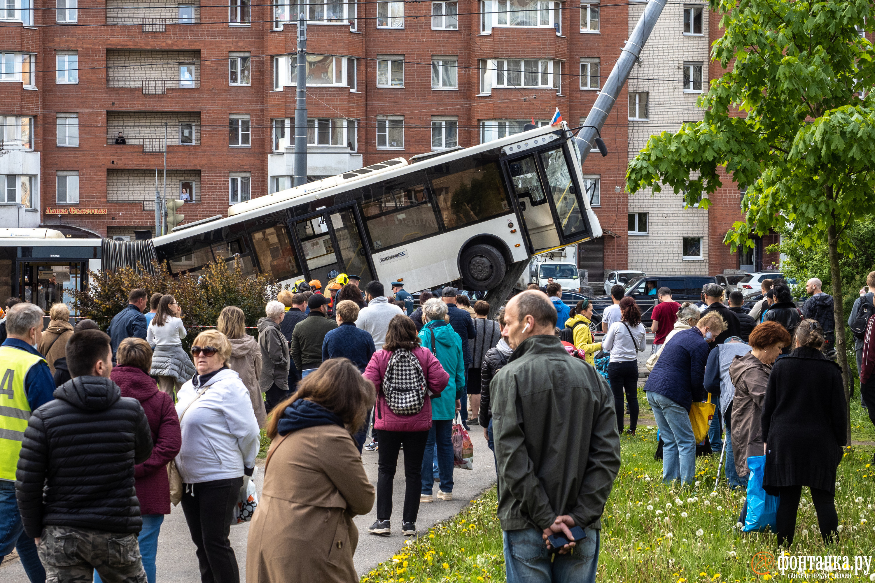 ДТП на Ленинском проспекте. В аварии пострадали пять пассажиров автобуса и водитель.