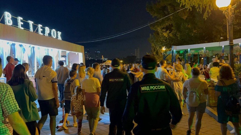 Полицейские искали в том числе и подростков, гуляющих по ночам. Не нашли