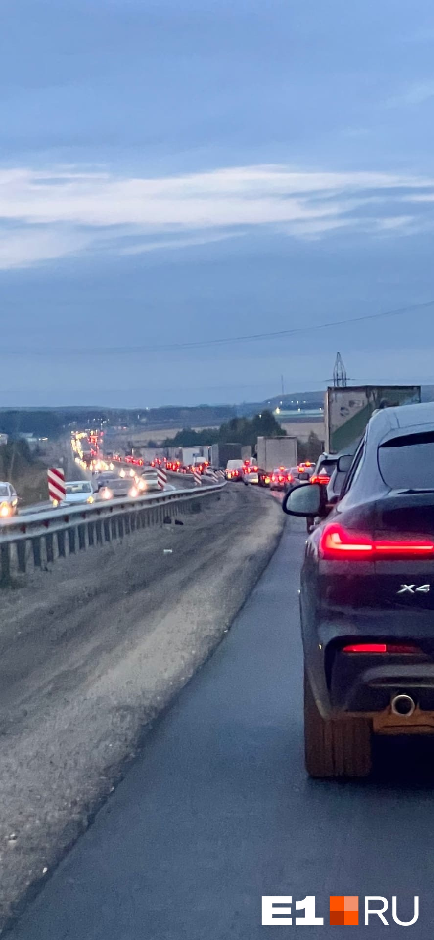 Люди в пробке мем. Опять пробки. Пробки смоленск. Опять пробка. Пробка в благовещенске на мосту сейчас.