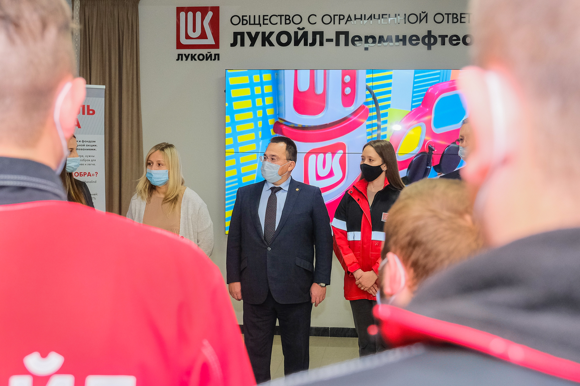 Вручение подарков прошло в камерной, но торжественной обстановке Вручение подарков прошло в камерной, но торжественной обстановке