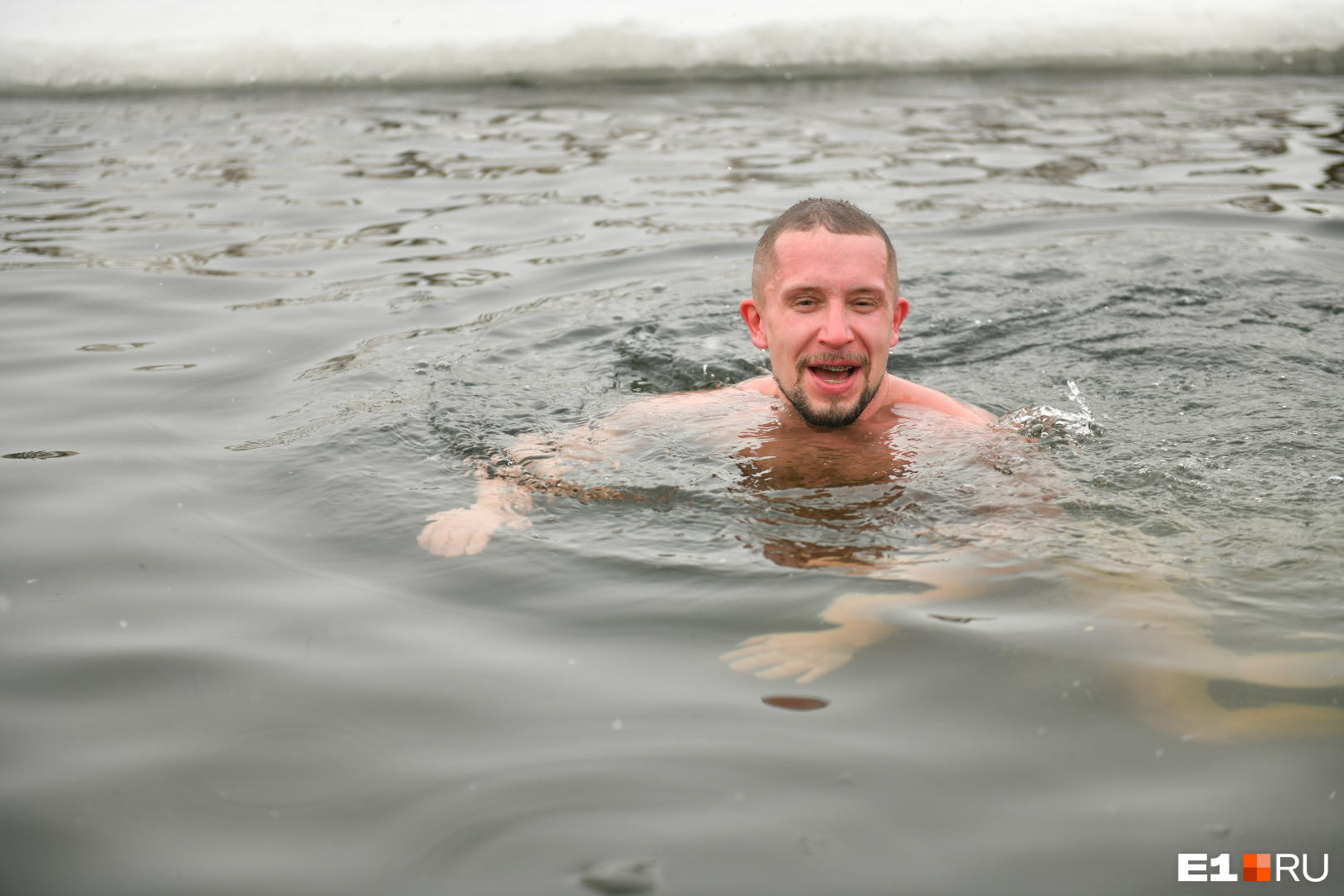 Екатеринбургские моржи на Шарташе устроили новогоднюю фотосессию 18 декабря  2021 года - 18 декабря 2021 - e1.ru