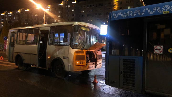 В центре Архангельска столкнулись два автобуса