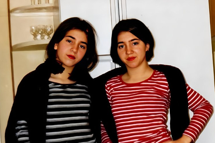 Раньше сестры одевались в похожую, но все-таки немного различную одежду