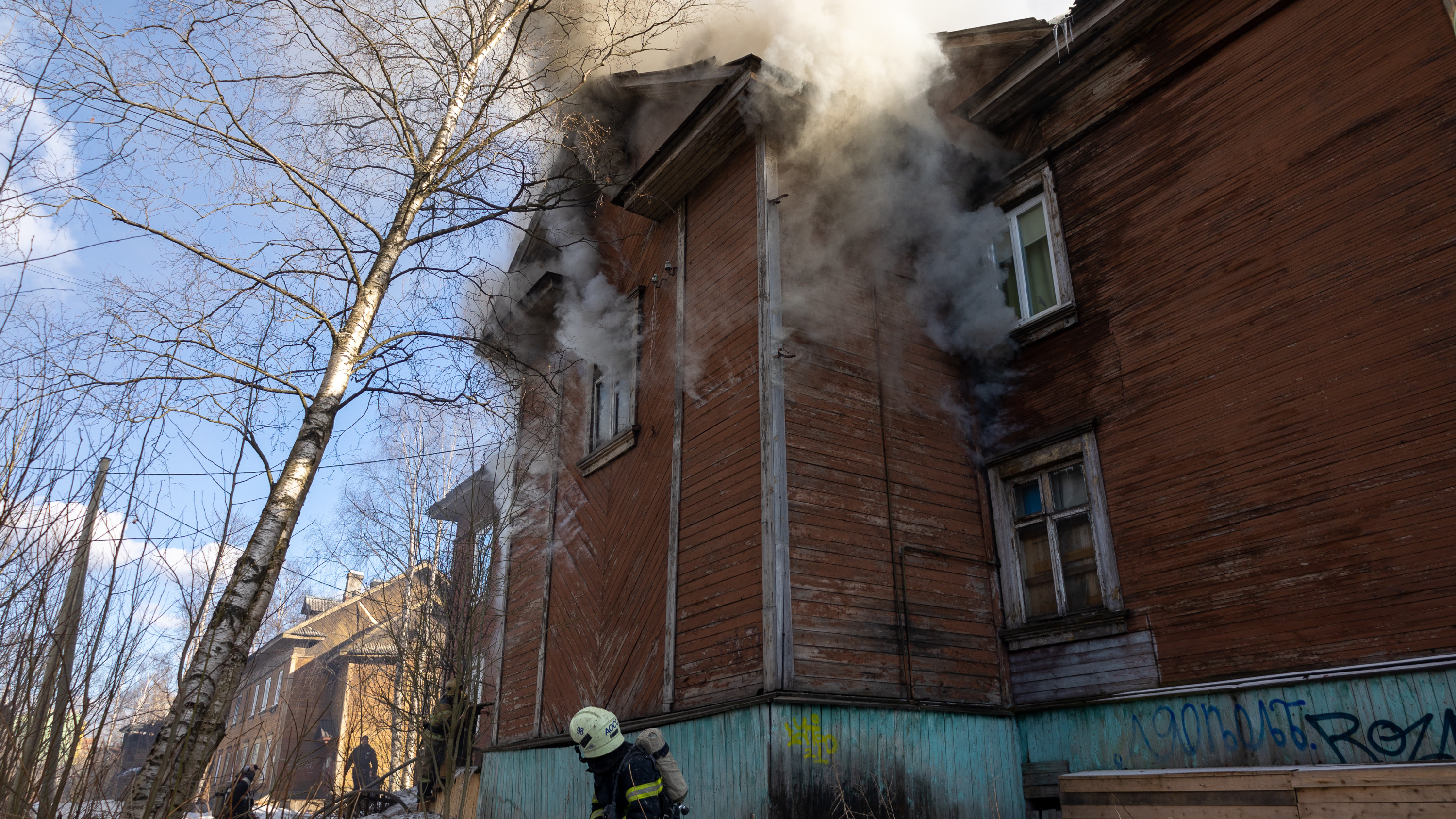 Как тушили пожар в переулке Водников — кадры с места происшествия
