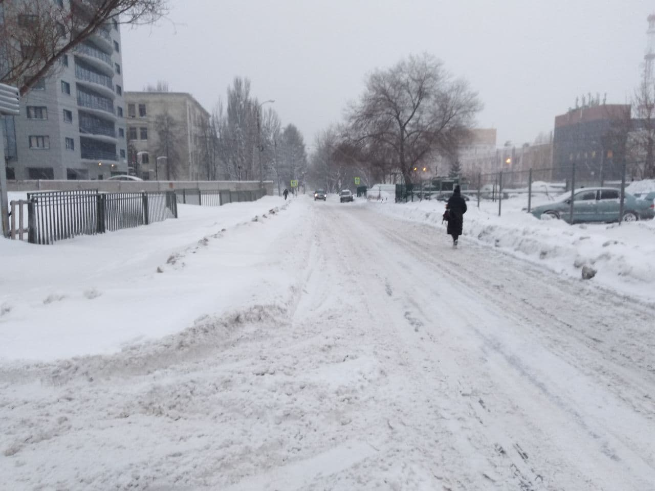 На проспекте Карла Маркса около бизнес-центра «Башня» тротуары утром были полностью занесены — проще идти по дороге На проспекте Карла Маркса около бизнес-центра «Башня» тротуары утром были полностью занесены — проще идти по дороге