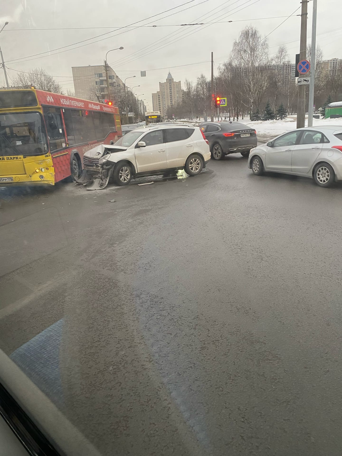 В Московском районе мощный удар оставил легковушку без «носа» - 2 марта  2022 - ФОНТАНКА.ру