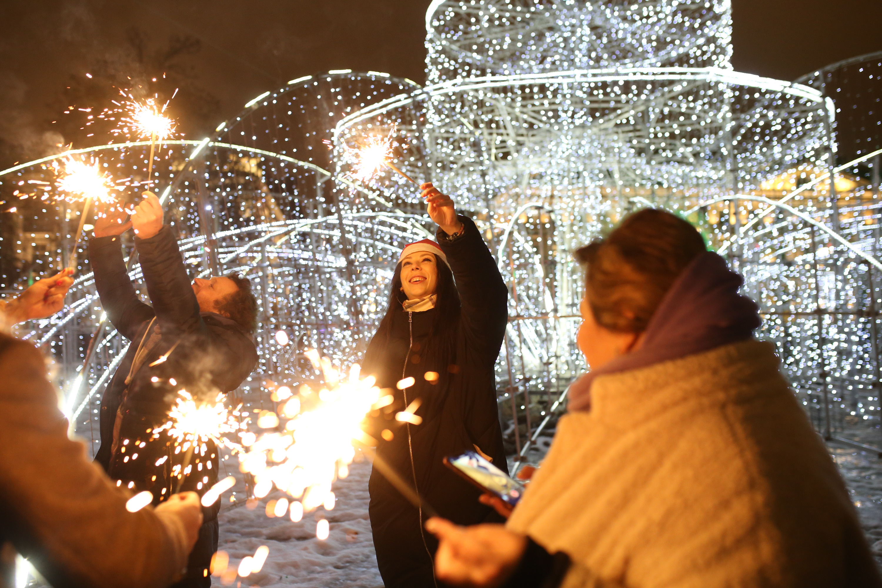 Хороводы на Невском и много полиции. Как встречали Новый год в Петербурге