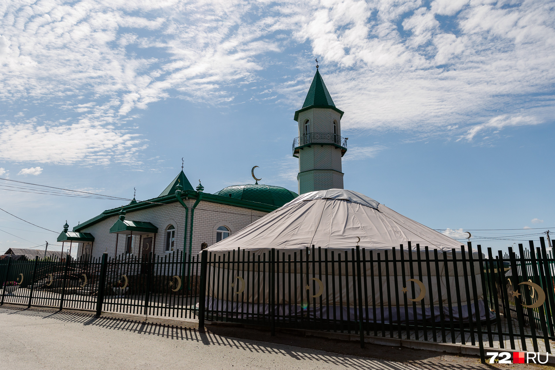 Сегодня в поселке стоит новая красивая мечеть. Здание возвели в 1991 году, а в <nobr class="_">2016-м</nobr> отреставрировали по инициативе экс-губернатора Владимира Якушева
