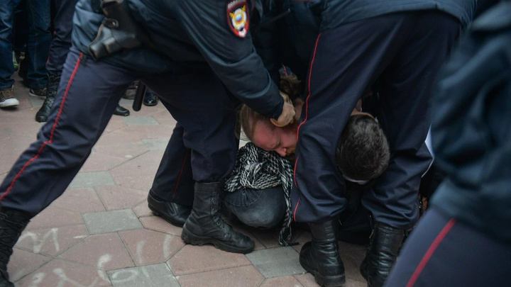 Полицейского приговорили к трем годам колонии за избиение подростка в Москве