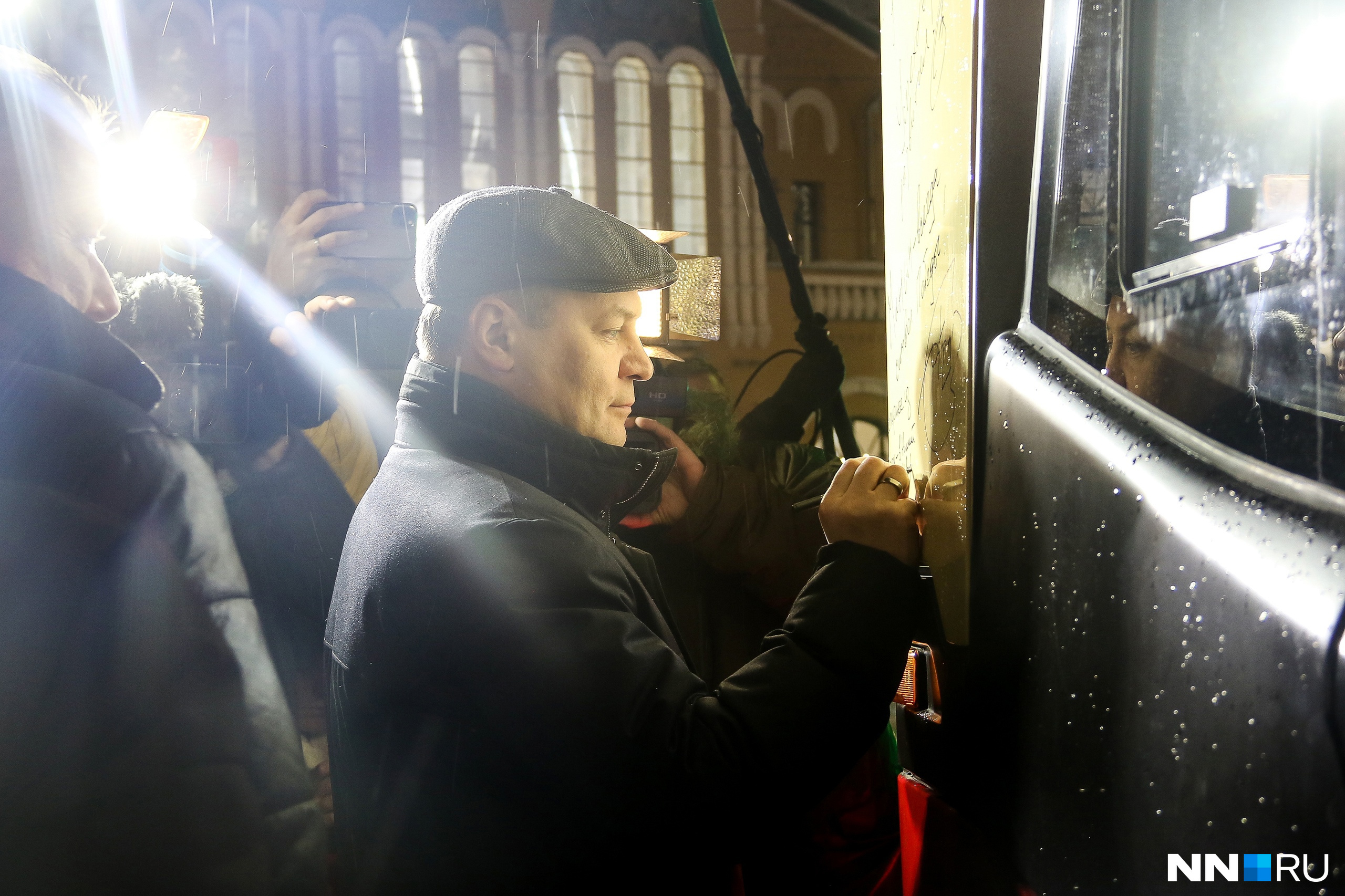 Подпись на память оставляет на вагоне премьер-министр Республики Беларусь Роман Головченко