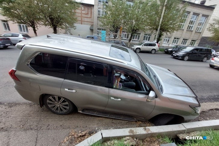 Автомобиль Lexus попал в яму рядом с бордюрным камнем