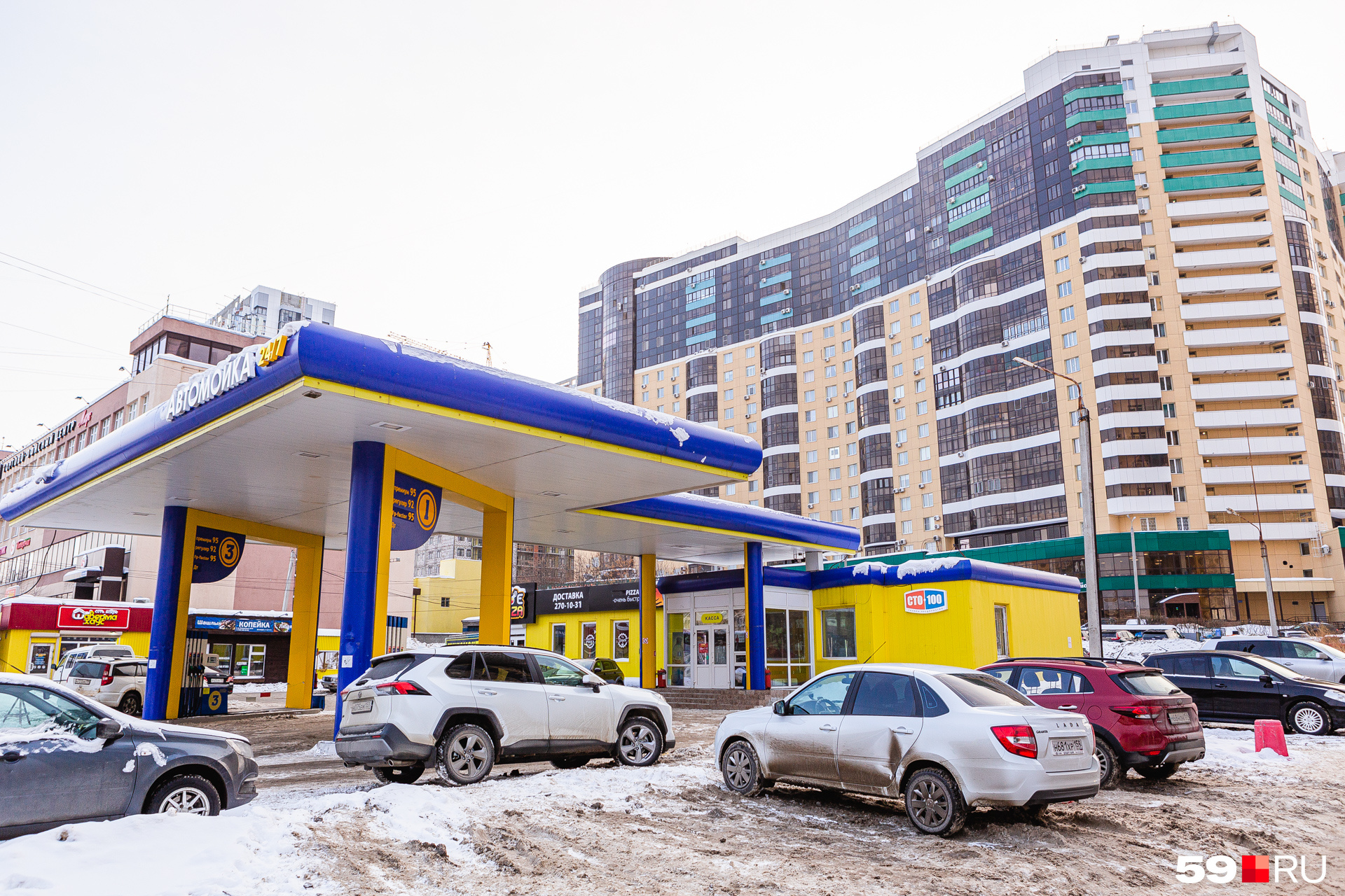 За ЖК стоит заправка и автомойка За ЖК стоит заправка и автомойка