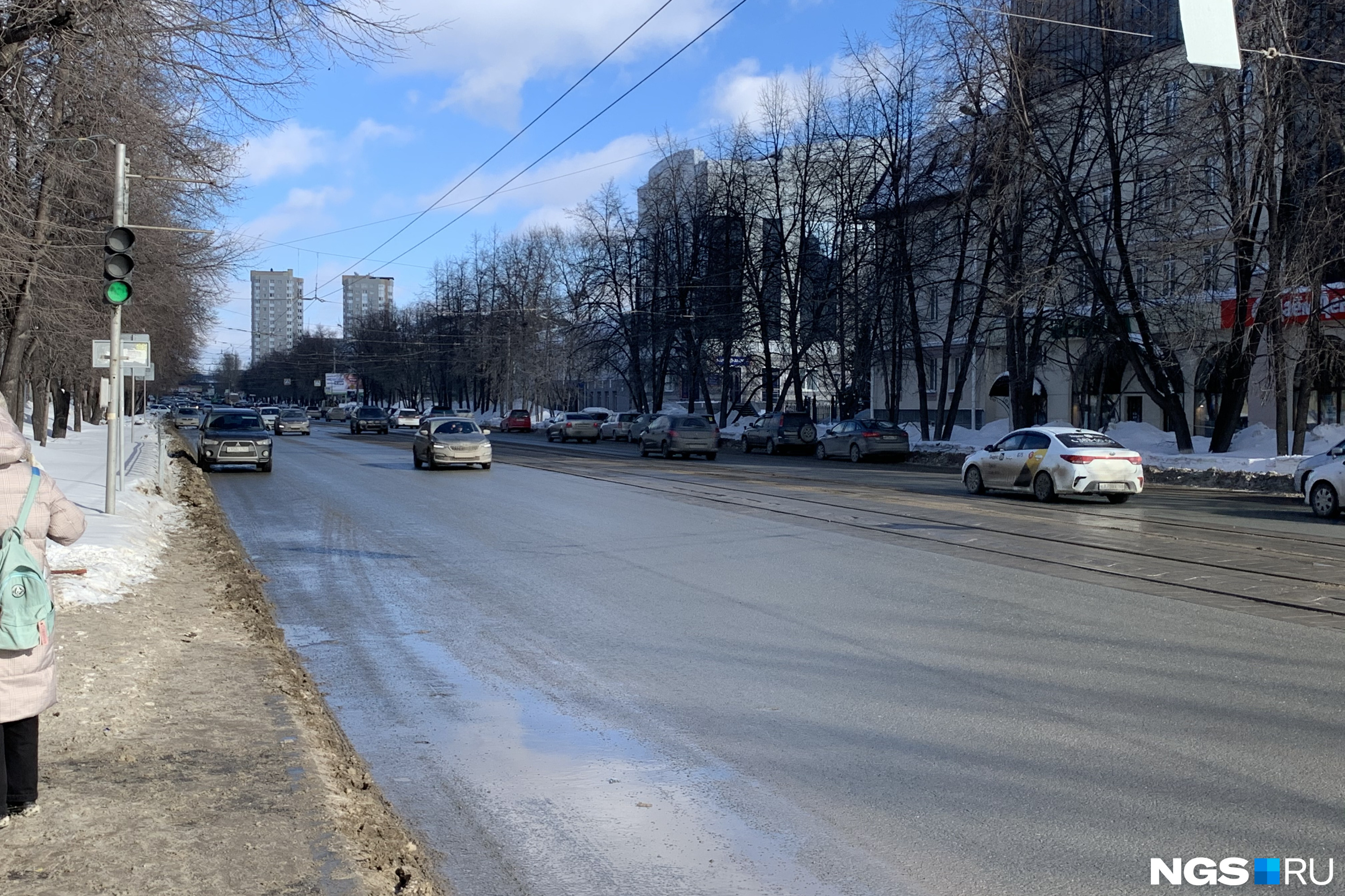 Одной стороны улицы на другую. Англия улицы лондона улочки. Одной стороны улицы на другую. Уэллс фото города. Нью-йорк манхеттен улицы.