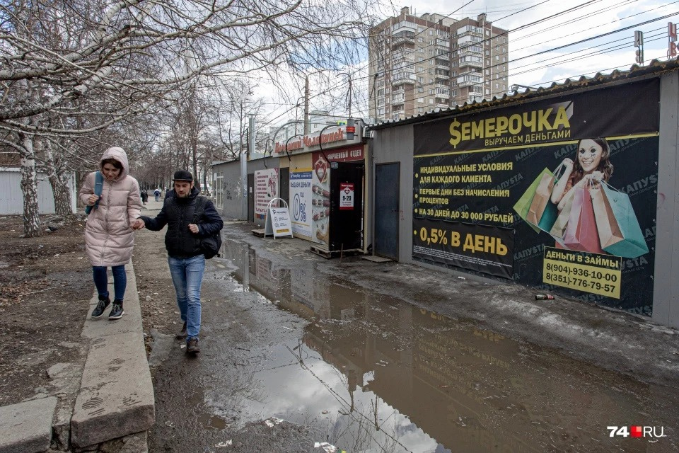 На Комсомольском проспекте целые аллеи незаконных киосков На Комсомольском проспекте целые аллеи незаконных киосков