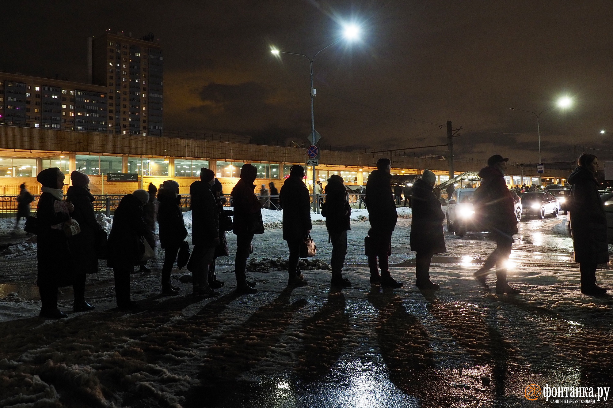 Приехали. Что заставляет людей мерзнуть в огромных очередях у станции метро  «Девяткино» - 14 января 2022 - ФОНТАНКА.ру