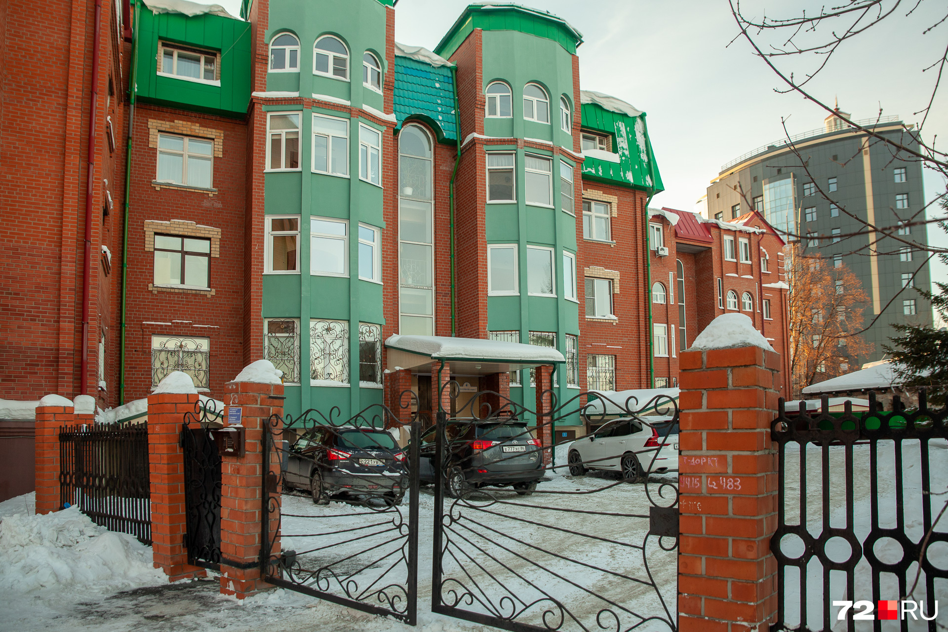 Ближний к воротам с калиткой дом — Хохрякова, 4. Чужие, как видите, сюда так просто не зайдут Ближний к воротам с калиткой дом — Хохрякова, 4. Чужие, как видите, сюда так просто не зайдут