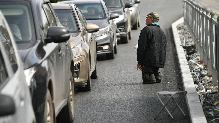 «Гнать их в шею». Водители Екатеринбурга придумали, как бороться с попрошайками на дорогах