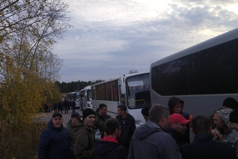 «Сидим сутки, никто нами не занимается»: пермские призывники пожаловались на условия в свердловском учебном центре