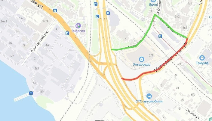 Красным обозначен участок, на котором проезда нет, зеленым — участок для объезда