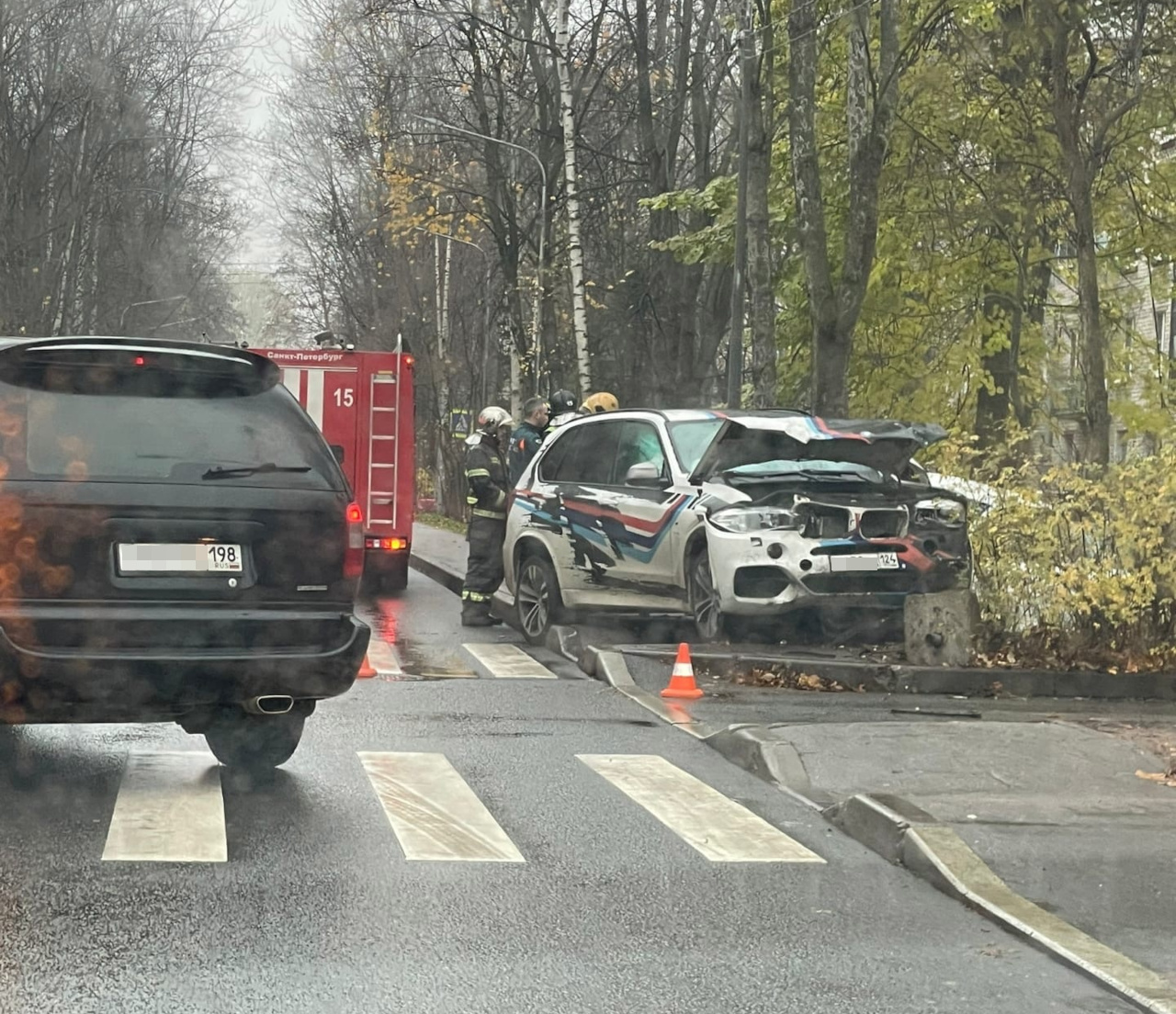 BMW выкинул такси с дороги в дерево на Костромском проспекте, а сам встал  на тротуаре | 01.11.2022 | Санкт-Петербург - БезФормата