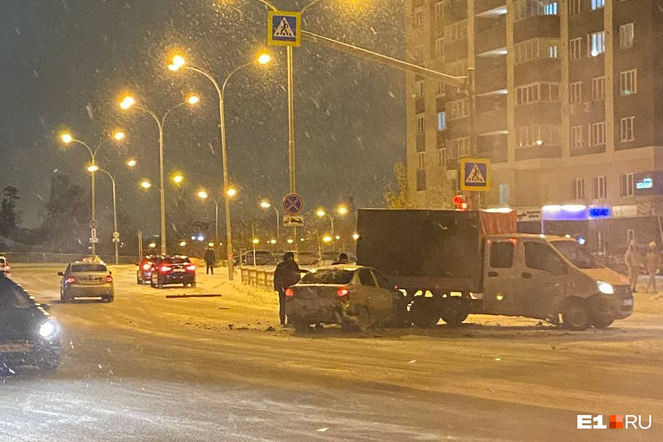 «Въехал аж до лобового стекла»: в Екатеринбурге легковушка влетела в грузовик