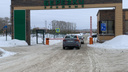 На новосибирском перекрестке направление главной дороги повернули в частный ЖК под закрытый шлагбаум (где это)