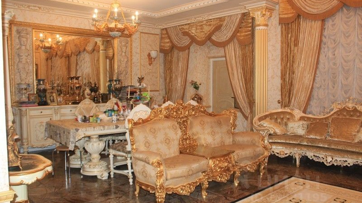 В центре Тюмени продают королевский коттедж. В нём репродукции известных картин и очень много золота