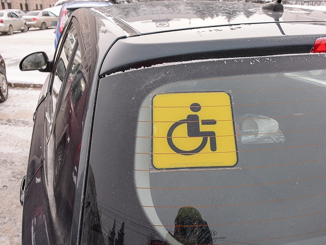 Такой знак обязателен для стоянки на месте для инвалида