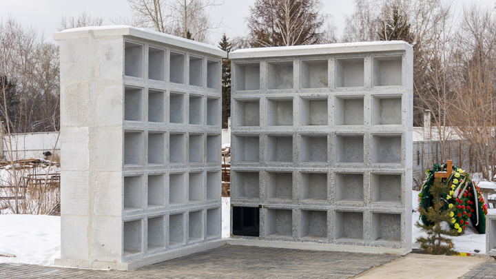 На кладбище «Бадалык» вместо обещанного крематория начали строить колумбарные стенки