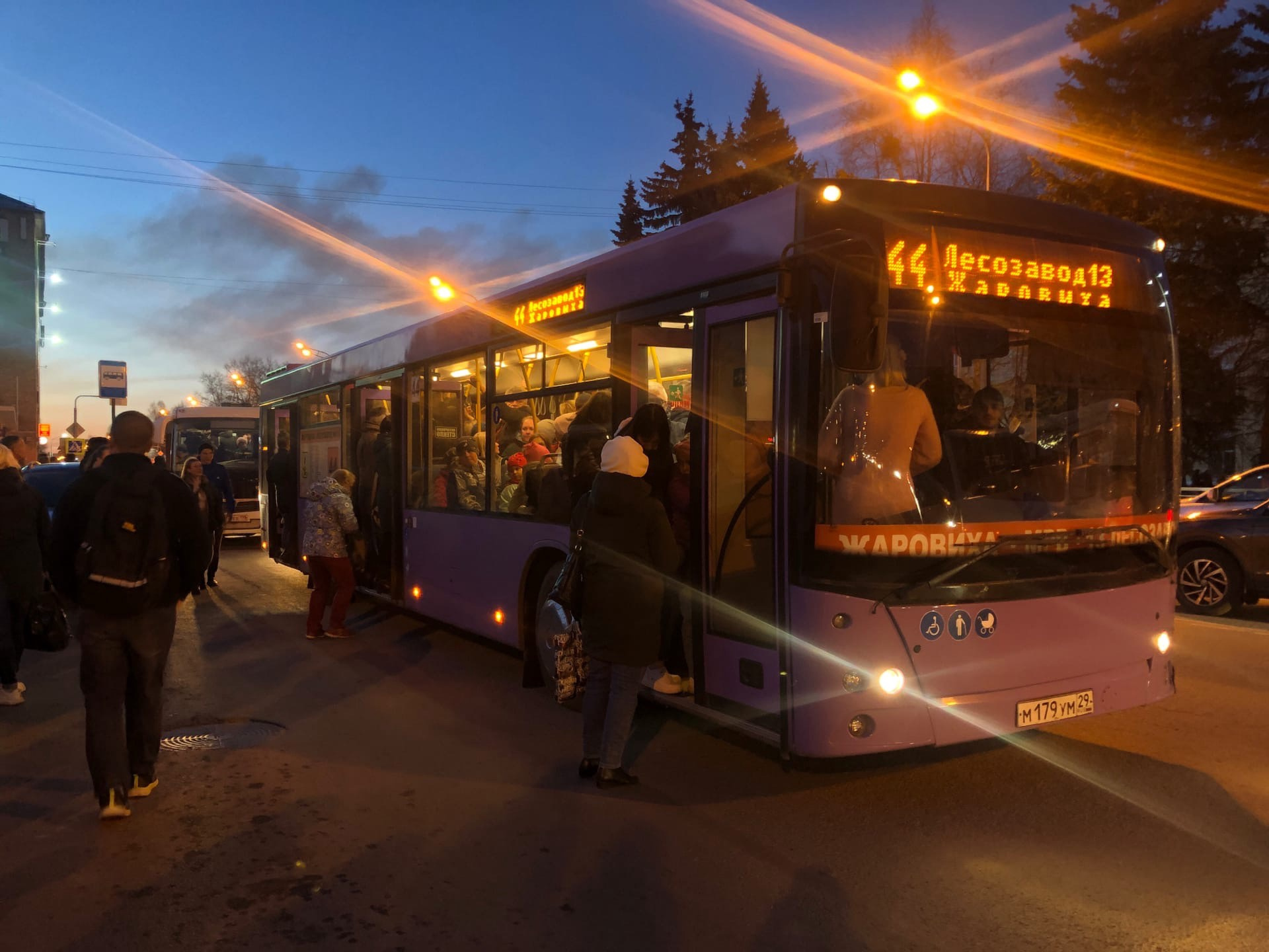 Вечерний автобус. Вечер автобус. Остановка автобуса. Остановка вечер. Автобусное колесо вечером.