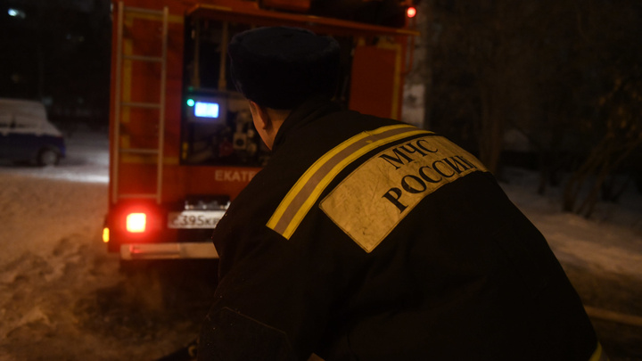 Мать успела спасти только одного ребенка: в Свердловской области во время пожара погибли двое детей