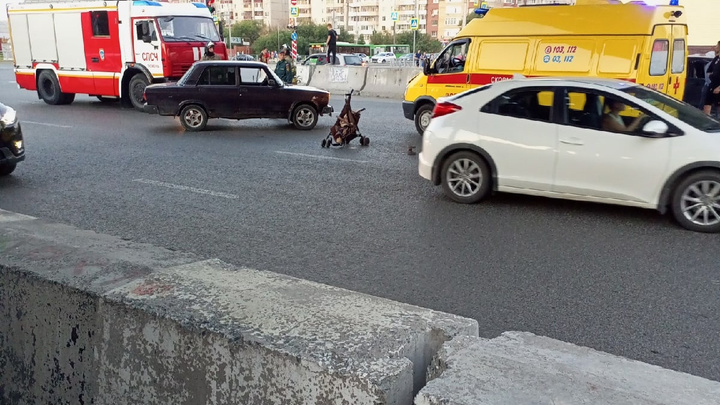 От удара из коляски выпала малышка. На оживленном перекрестке в Тюмени сбили маму с ребенком