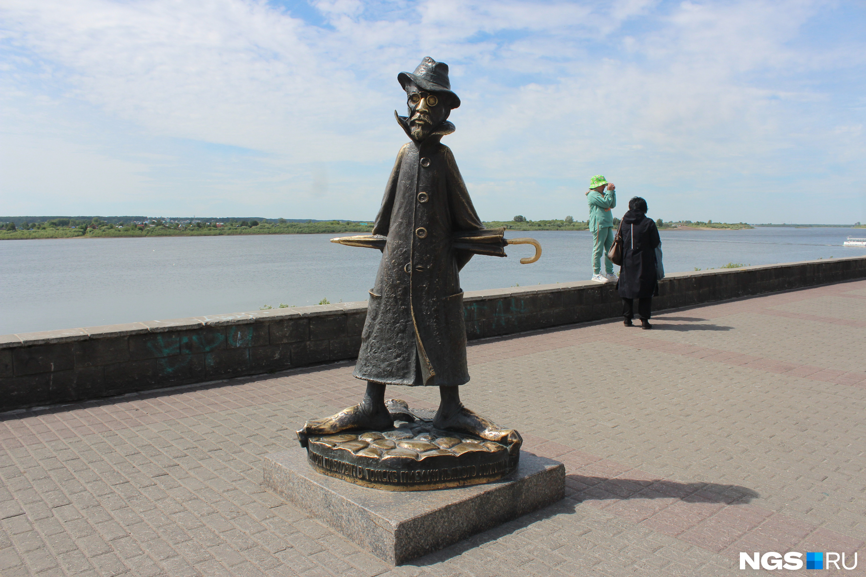 Памятник а п Чехову в Томске на набережной реки Томь