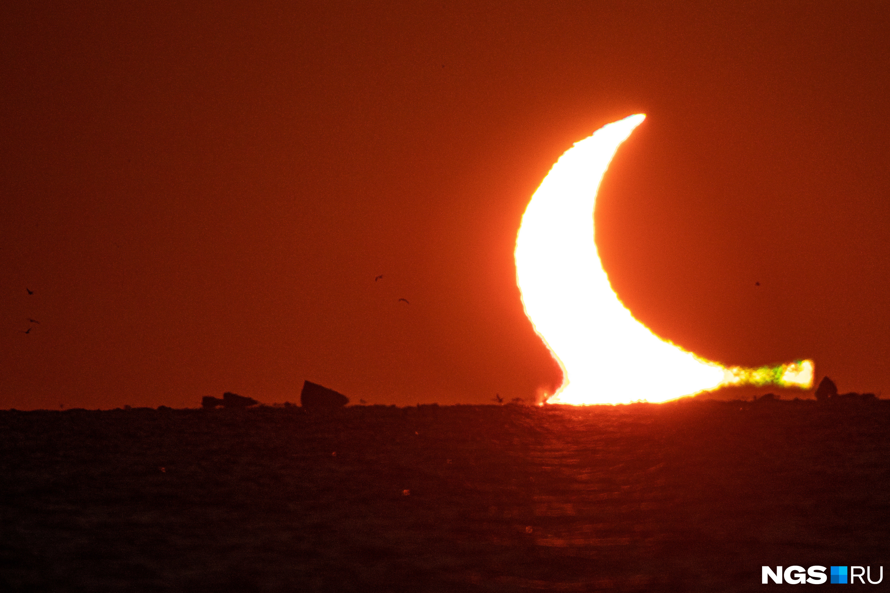 Фазы солнечного затмения последовательность. Красный месяц. Солнечное затмение 14 октября 2023. Солнечное затмение 25. Затмение в томске.