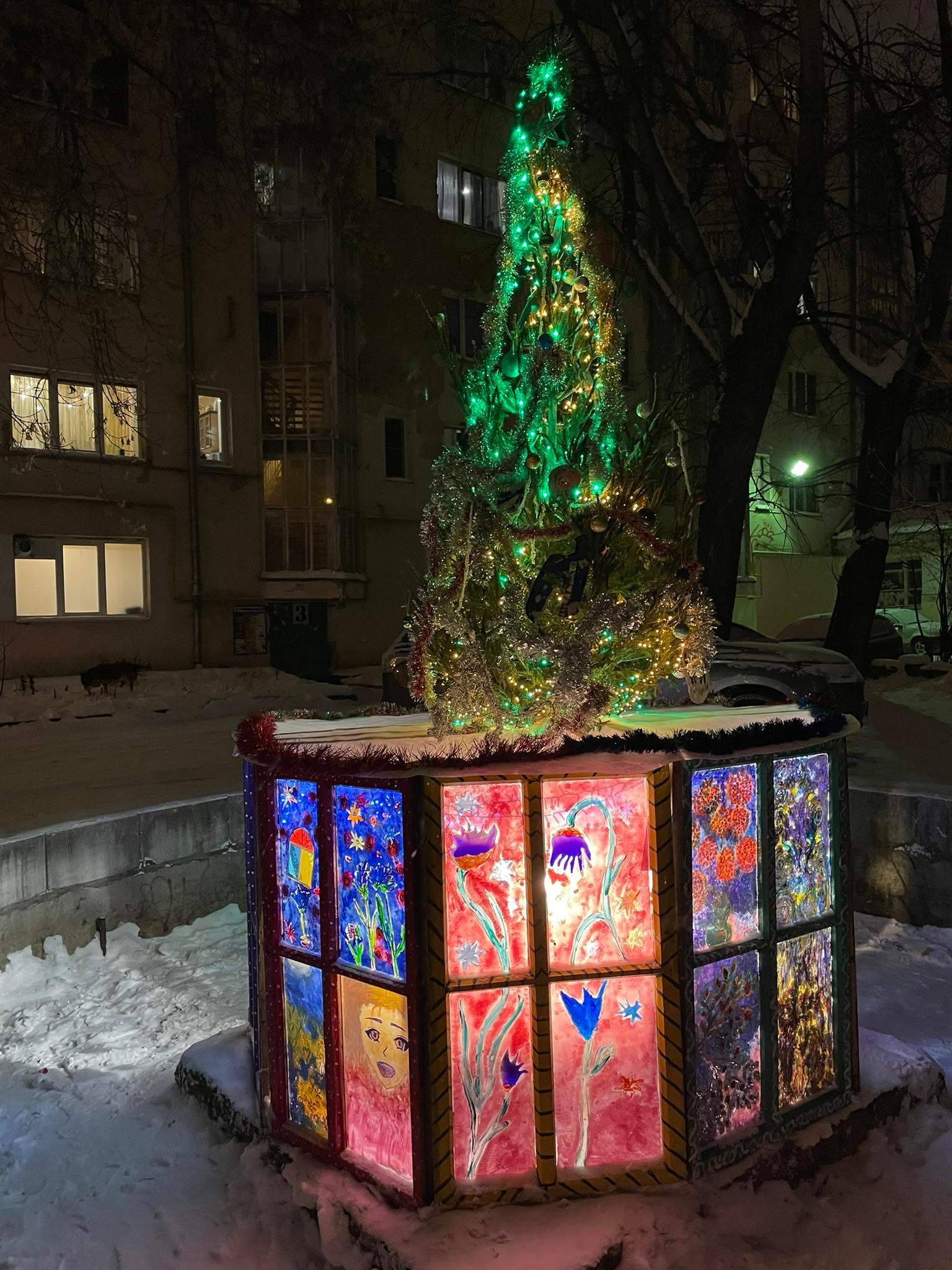 Жители дома № 52 на Ленина сделали не просто елку, а настоящий арт-объект с витражом