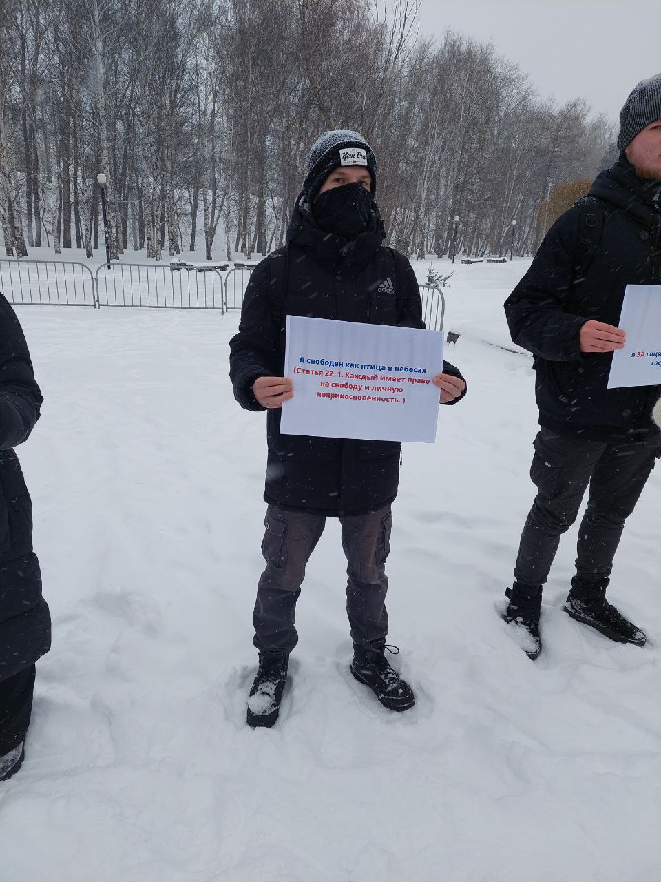 Молодой человек также пришел на пикет «Молодой гвардии» Молодой человек также пришел на пикет «Молодой гвардии»