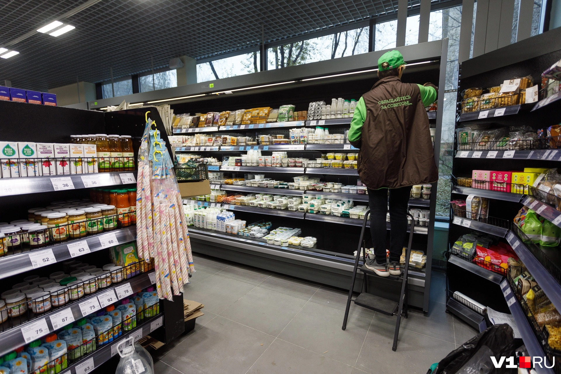 Продавцы всё еще заняты выкладкой товаров Продавцы всё еще заняты выкладкой товаров