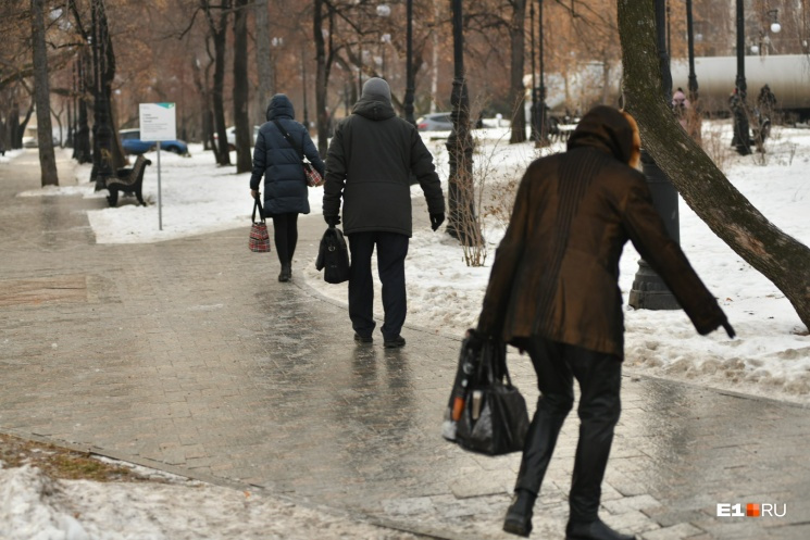 В Екатеринбурге люди едва смогли добраться на работу — улицы были просто стеклянными