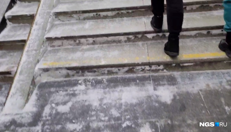 «Три синяка в разных частях ноги»: новосибирцы продолжают падать на лестнице в метро на площади Ленина
