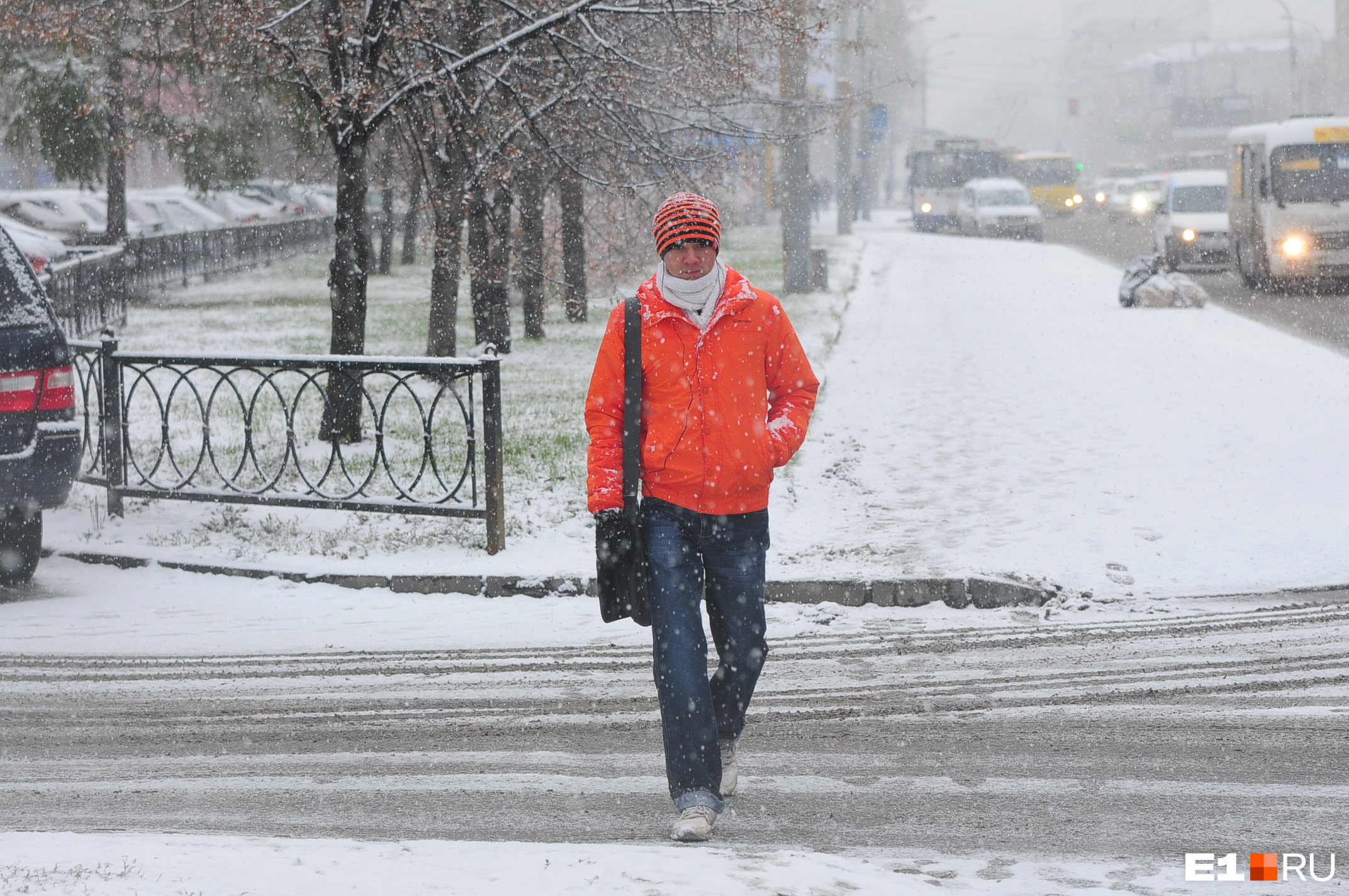 В екатеринбурге потеплеет. Мороз в Екатеринбурге. Зима пришла в Екатеринбург. Полицейский в снегу.