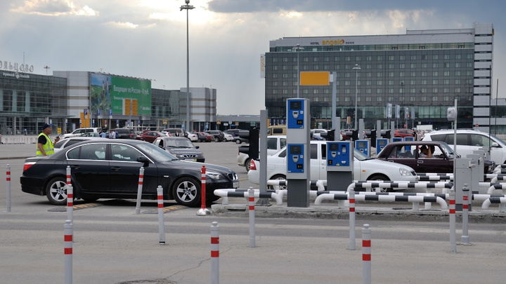 Таксисты в ярости: в Кольцово взвинтили цены на парковку