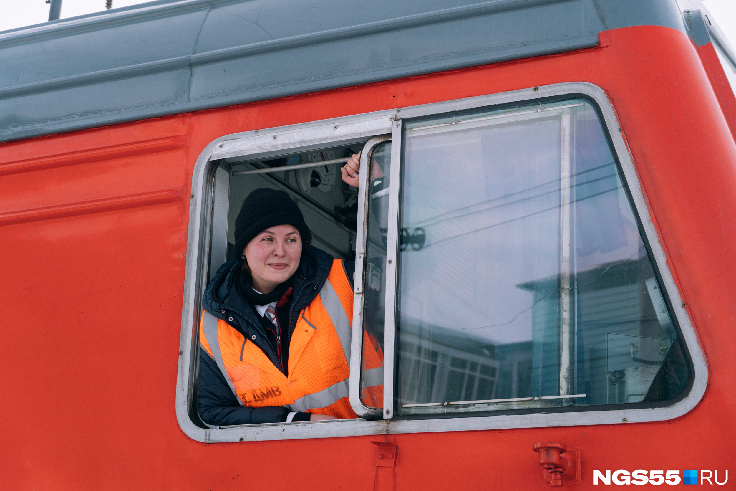 А еще мы провожали в первое самостоятельное путешествие первую женщину-машиниста из Омска. Это случилось вскоре после того, как профессию машиниста разрешили осваивать женщинам (до этого она была исключительно мужской)