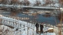 Минтранс Поморья проводит проверку сломанного моста через Емцу. Он сломался из-за льда на реке