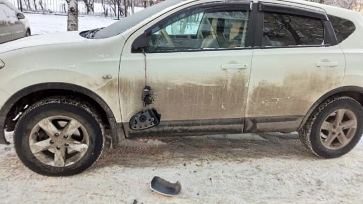 Мужчина разгромил около десяти припаркованных автомобилей в Дзержинске