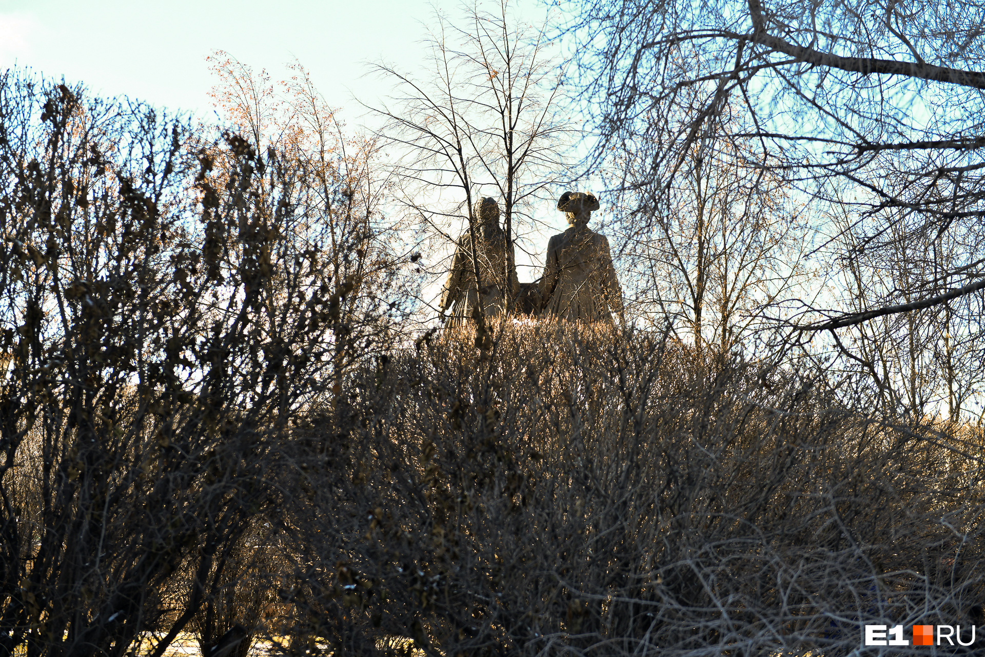 Вид на памятник Татищеву и де Геннину со стороны сквера на площади Труда