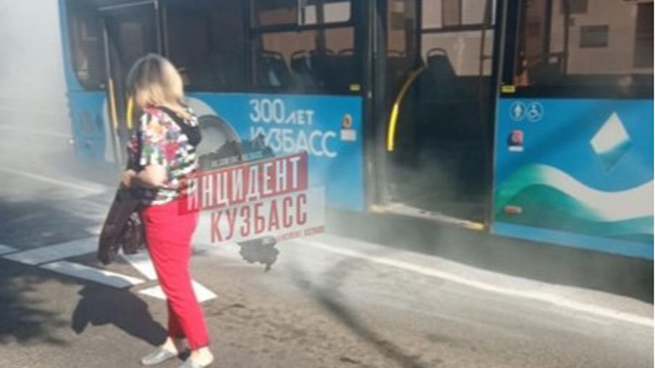 Хлопок, эвакуация: в Кемерове на ходу задымился автобус с пассажирами