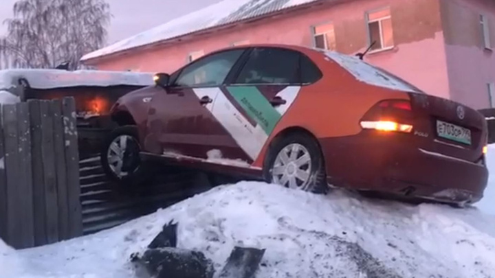 На Урале «Делимобиль» попал в необычную аварию: машину остановил только забор