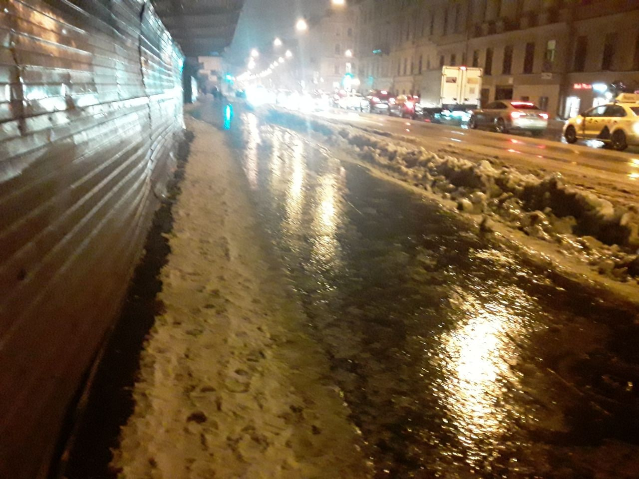 Гололёд в Петербурге ночью разрушился. Но пешеходам всё равно сложно, даже синоптикам