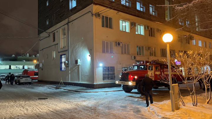 Из офиса «Уфанет» эвакуировали 50 человек. К зданию съехалась пожарная техника