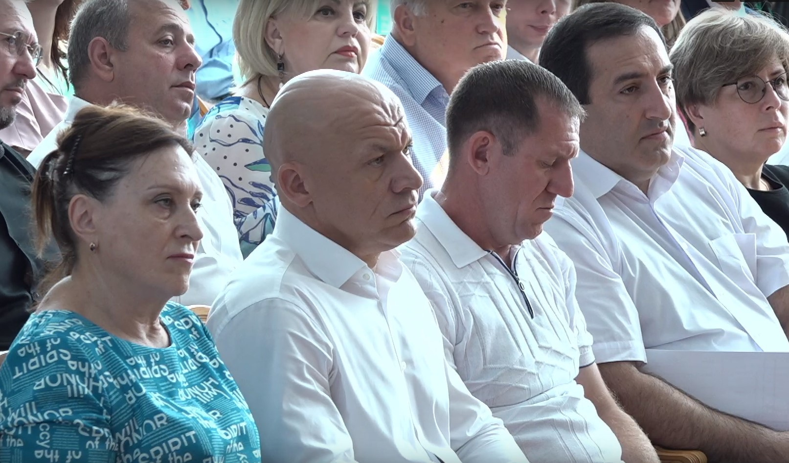 Максим Слюсарев — посередине Максим Слюсарев — посередине